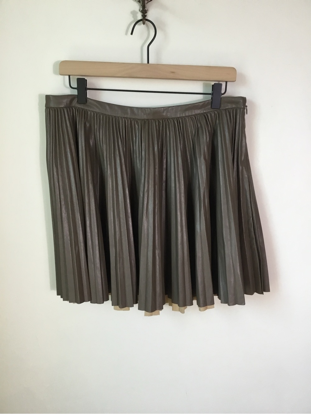 J. Crew Swingy Pleated Faux Leather Mini Skirt Size 12 - Picture 4 of 8
